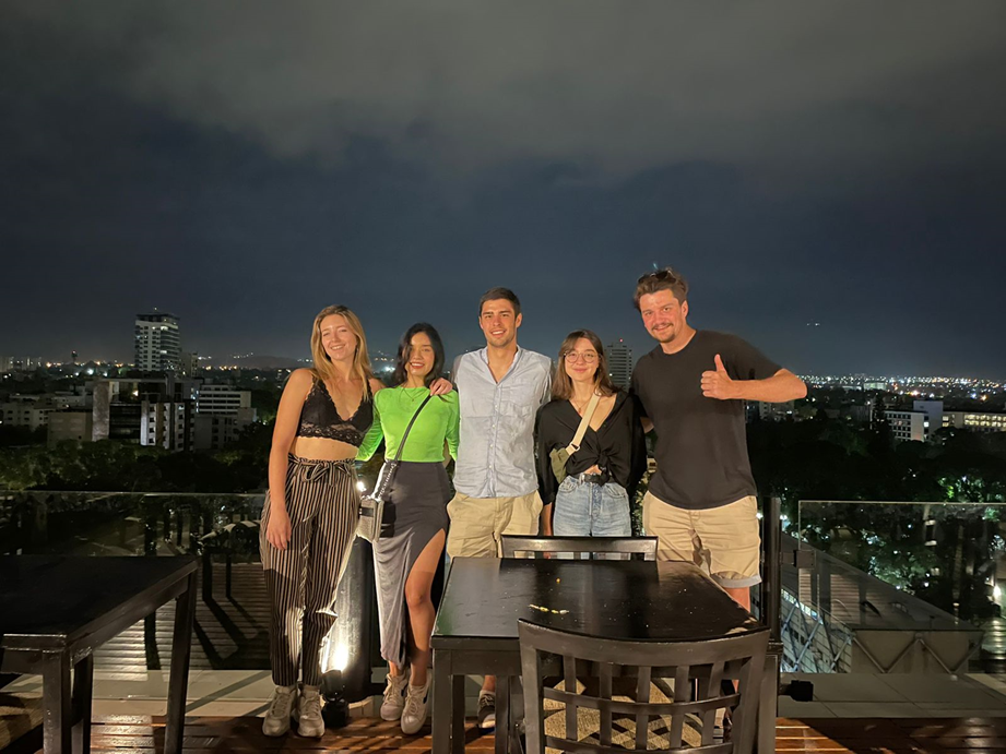 Cuando cae el sol, las bodegas argentinas guardan en silencio los sueños que maduran en cada barrica.