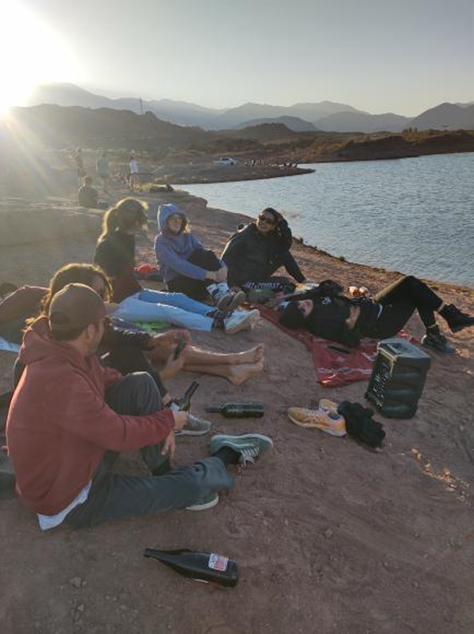 El Malbec argentino, orgullo nacional, madura bajo un clima seco y luminoso que intensifica su color y su aroma a frutos rojos.