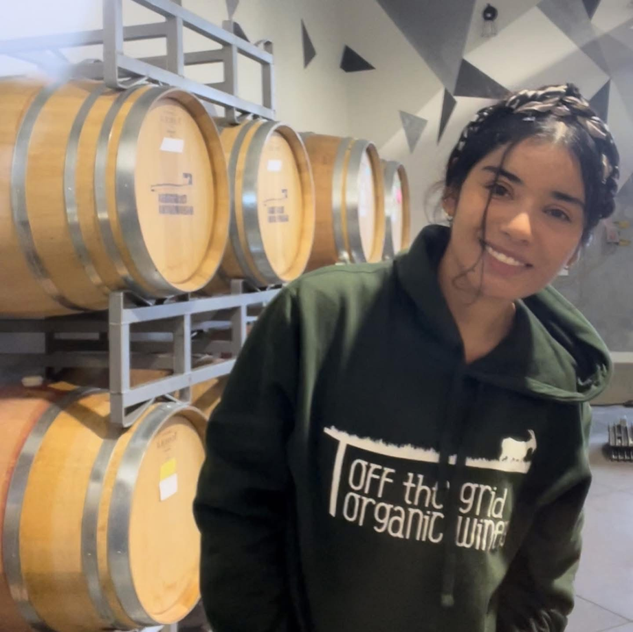 En el silencio de las bodegas subterráneas, el vino reposa lentamente, absorbiendo la esencia del roble y la pureza del aire canadiense.
