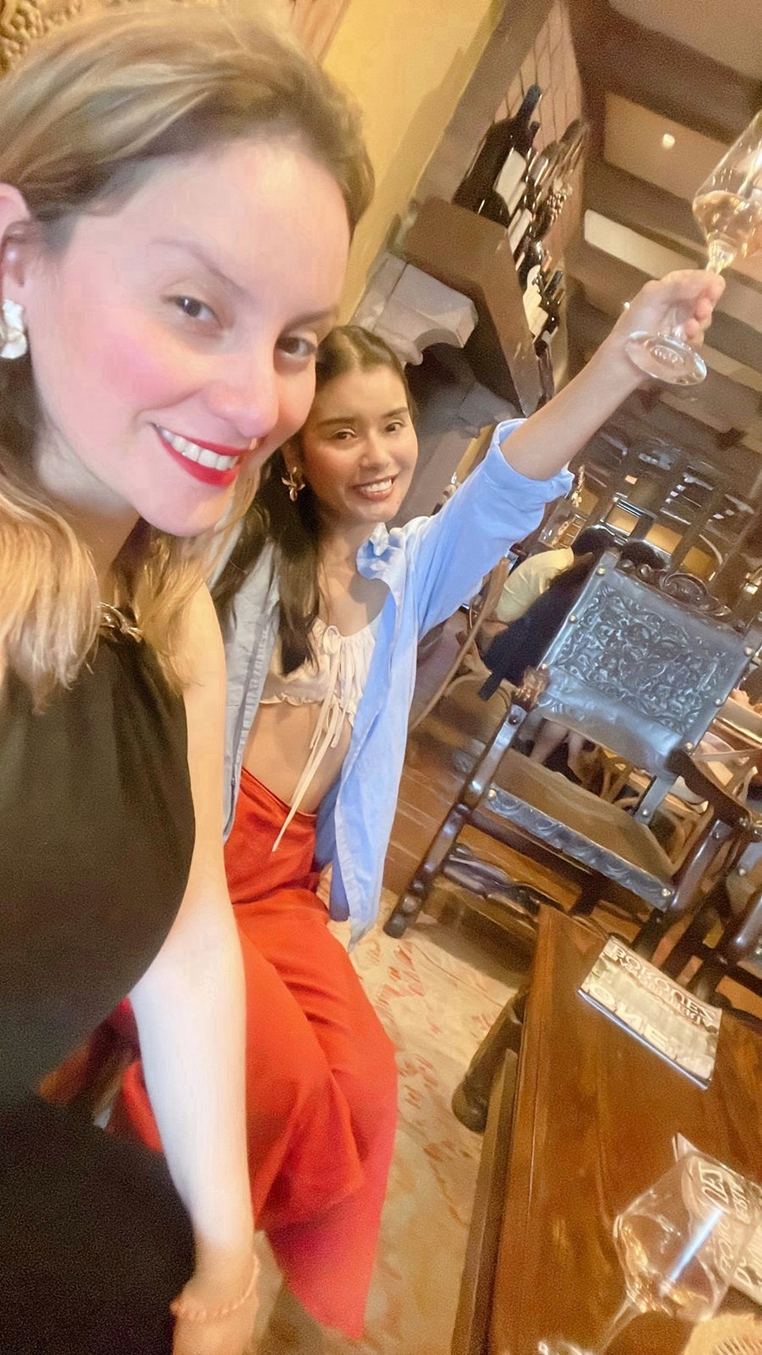 En la penumbra de las bodegas, las barricas de roble guardan el alma de los vinos que maduran con paciencia y arte.