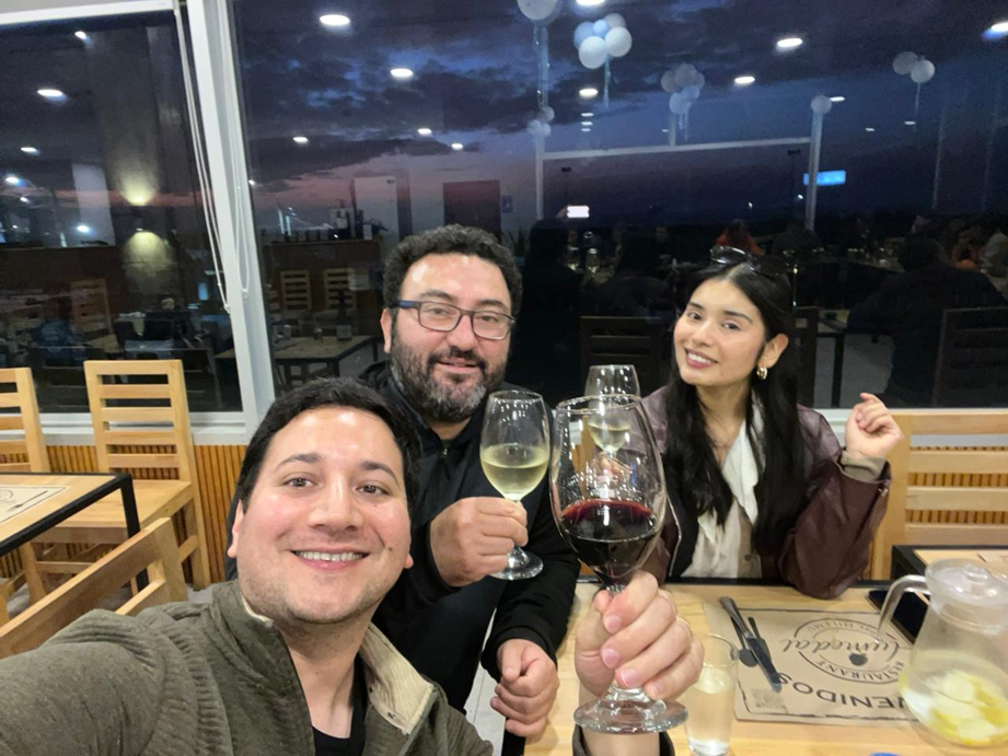 Cada brindis es un homenaje a la tierra, al clima y a las manos que hacen del vino chileno una experiencia inolvidable.